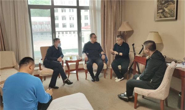 山東科技大學(xué)實用礦山壓力研究中心主任石永奎教授、郝建博士應(yīng)邀赴龍煤雙鴨山礦業(yè)集團(tuán)進(jìn)行技術(shù)交流